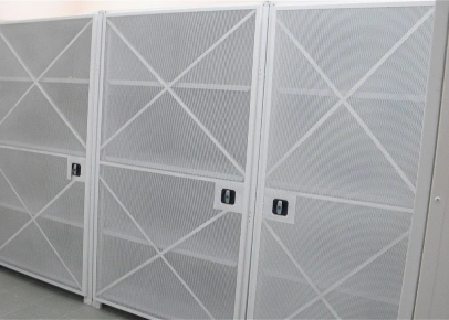 Металлические стеллажи с сетчатыми дверями