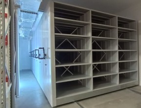 Передвижная система хранения кюветок в ограниченном пространстве