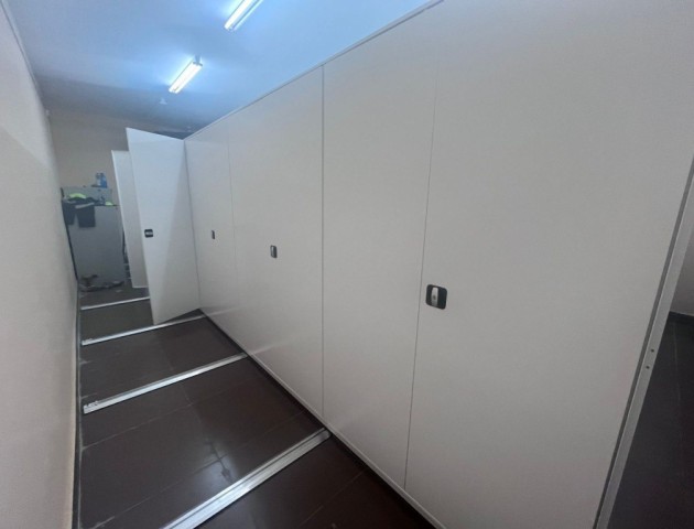 стеллажи с дверями и замком