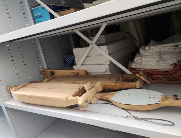 Стеллажи для хранения этнических экспонатов