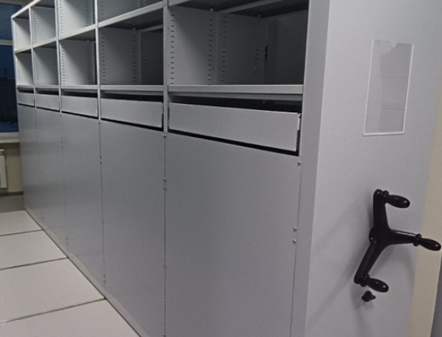 Мобильные стеллажи с полками и ящиками