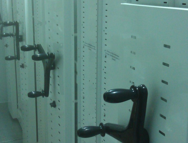 Стеллажи в морозильной камере