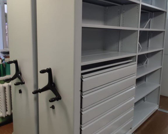 стеллажи с ящиками для экспонатов фондов музея