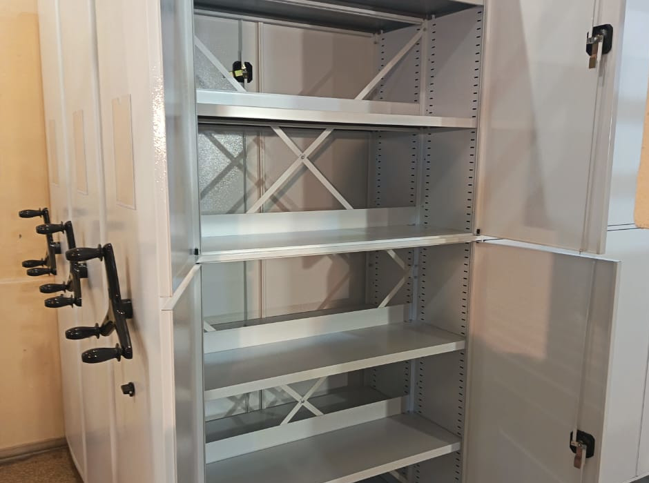 Стеллажи с дверцами в фондохранилище музея