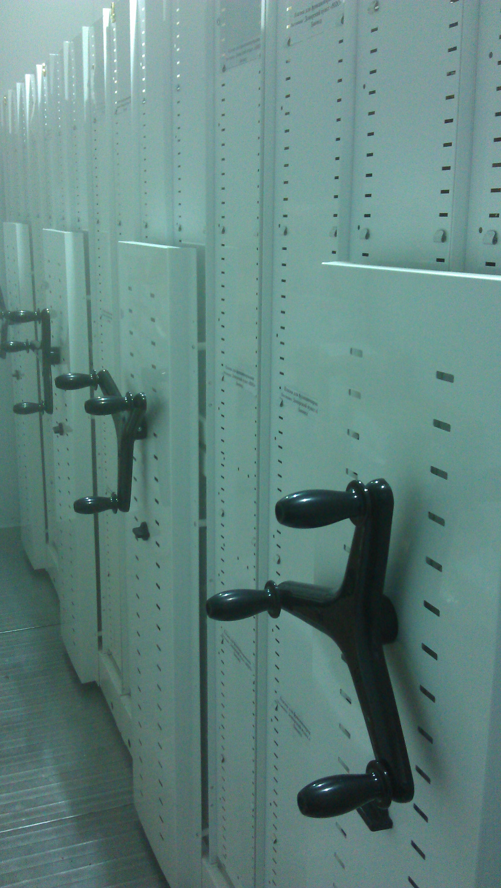 Стеллажи в морозильной камере